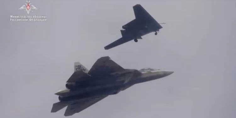 Su-57: Το stealth μαχητικό θα φέρει και θα συντονίζει τέσσερα drones Okhotnik (βίντεο)